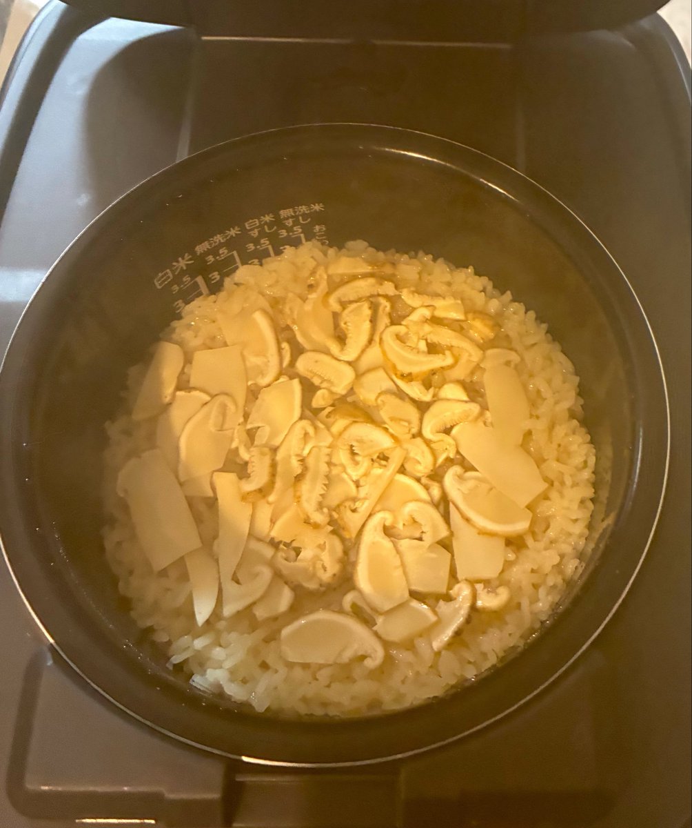 kyoonogohan's tweet photo. 松茸ご飯とお吸い物を作ってすだちをキュッと絞って食べて至福の週末だった。夫に「きょうは松茸のお吸い物飲んでる時が一番幸せそうな顔してる」と言われた。確かに秋に死ぬならこれを飲んで死にたいと思うくらいには愛してる。だって口に含んだ時の幸福感といったらないよ。 https://t.co/DTiNX1pFxJ