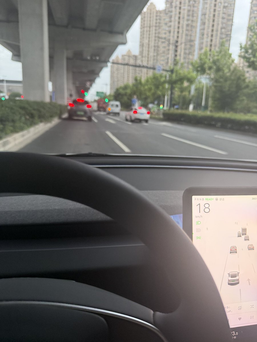 mambuder's tweet photo. 看，我在哪里她就跟到哪里。 https://t.co/RX5WLAD0yI