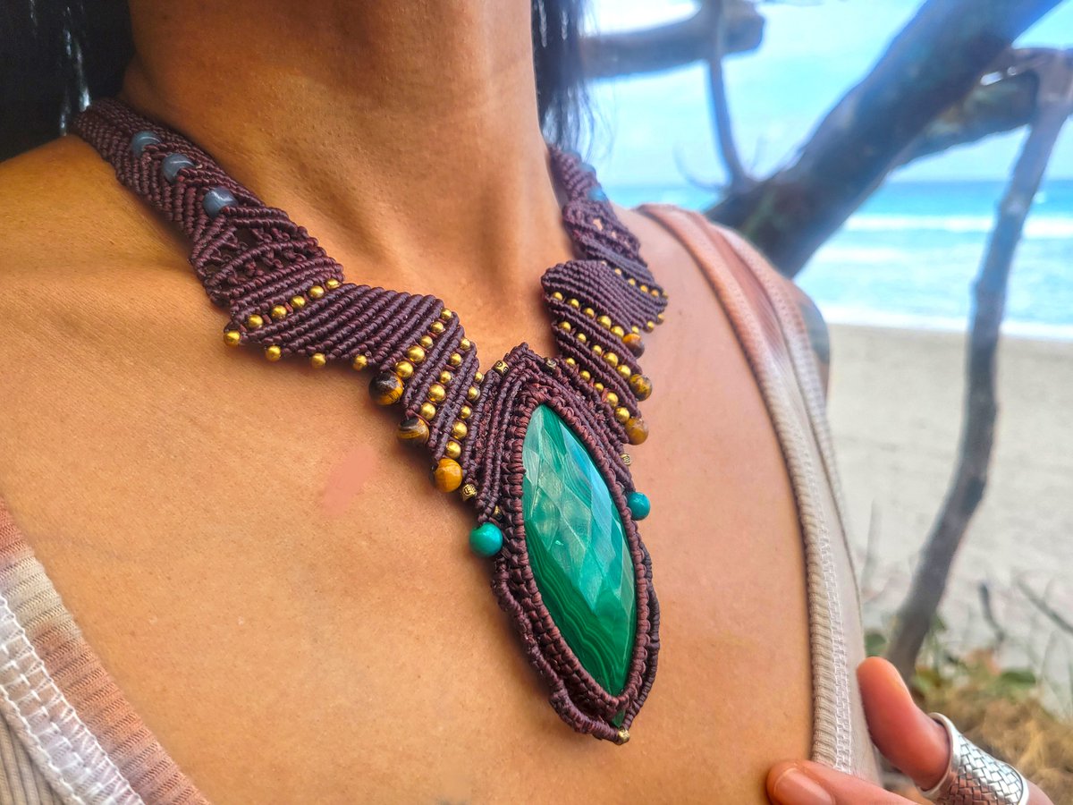 PhreshyThiNG's tweet photo. Crafting the 'Elegant Malachite Masterpiece' has been a journey close to my heart 🌿. Every twist and turn in its micro macramé speaks to the joy I find in bringing beauty to life. The centerpiece, a vibrant Malachite with its life-affirming green https://t.co/xjnjmNavCF