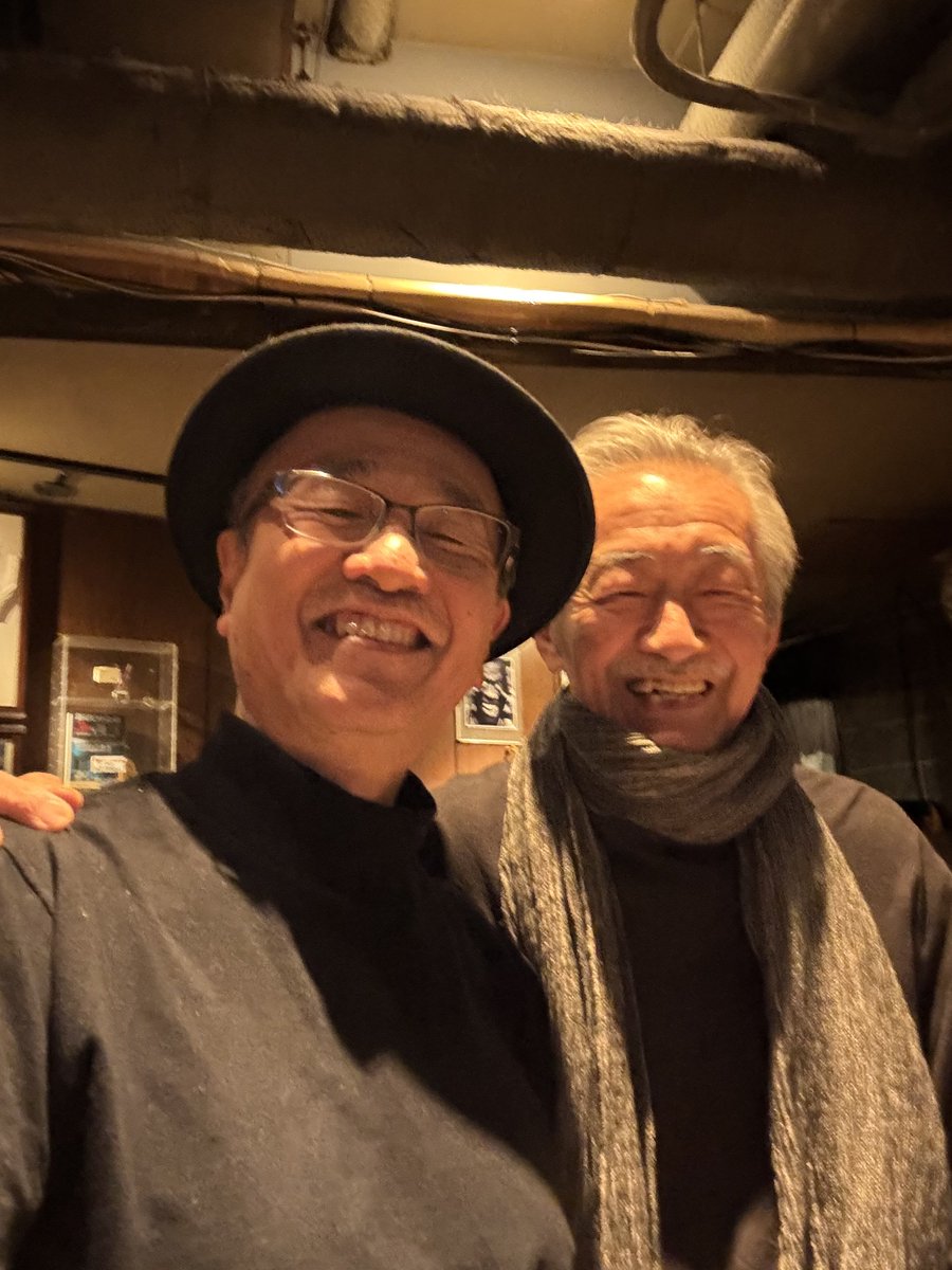 yosukeinouejazz's tweet photo. 偉大なるジャズベーシストで作曲家、バンドリーダーのチンさんこと、鈴木良雄さんの逝去されました。長年、自分のバンドを率いて活動、アルバムも発表と、憧れと目標の人でした。ときおりライブに来ていただき、軽いジョークを飛ばすチャーミングな一面も素敵でした。謹んで御冥福をお祈りします。 https://t.co/OsFwkvv6x1