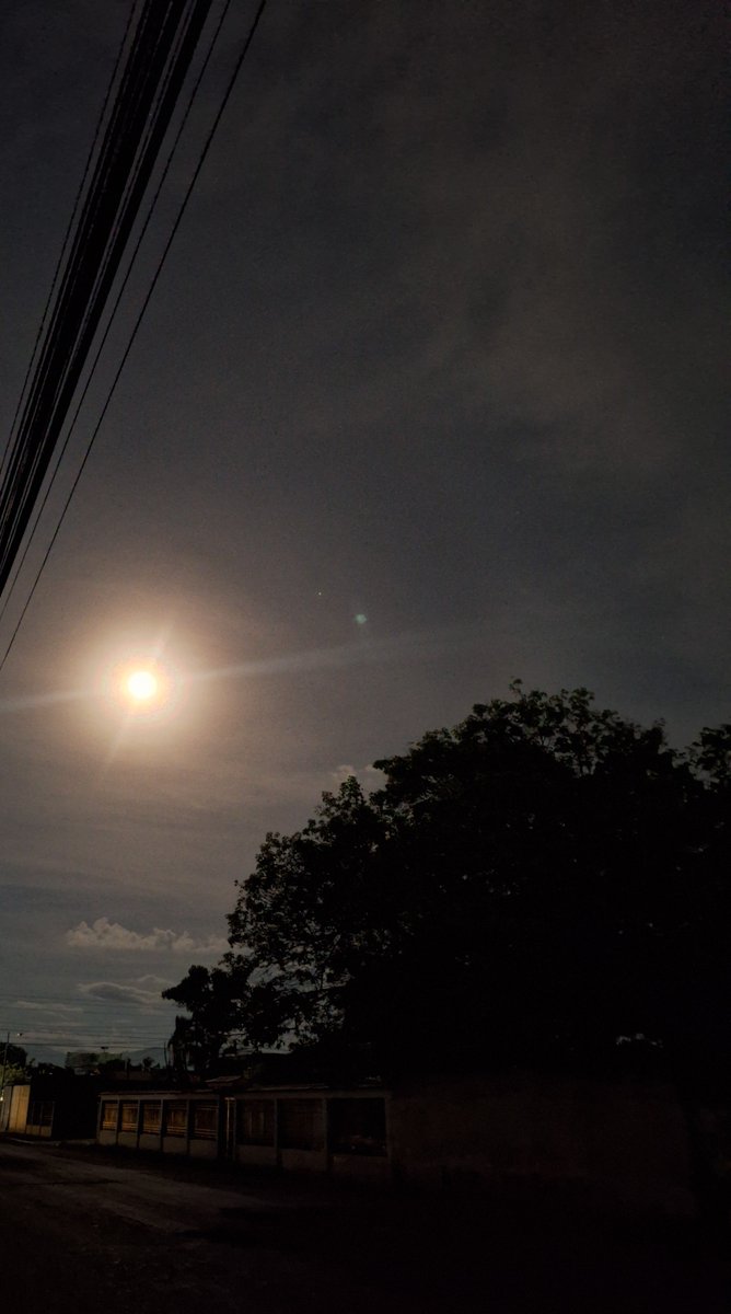 sintoniadx's tweet photo. A la luz de la luna estamos en Barcelona Edo Anzoátegui. Más de media ciudad en total oscuridad. Somos un país petrolero viviendo en la miseria eléctrica. Esto  es ahora mismo 8:56pm https://t.co/AcB81n8QPf