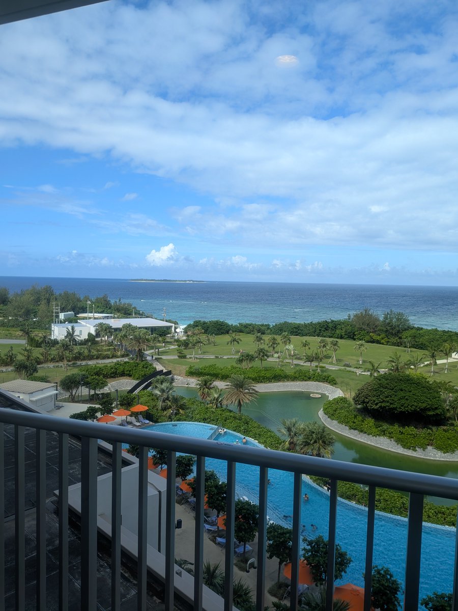 Ryodiewithzoro's tweet photo. 昨日から沖縄に滞在
台風来てたけど来て良かった、快晴 https://t.co/aSGpiMmTDd