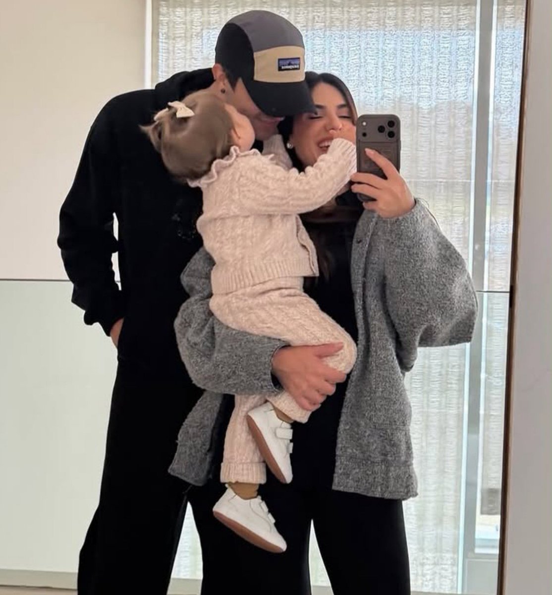minhasortejade's tweet photo. "a jade e a serena são as maiores alegrias da minha vida (...) foram responsáveis por um amadurecimento muito rápido meu. Depois que a gente casou e teve a Serena minha vida mudou, minha cabeça mudou, meu coração mudou.." ❤️ https://t.co/DA4NnYGzWC