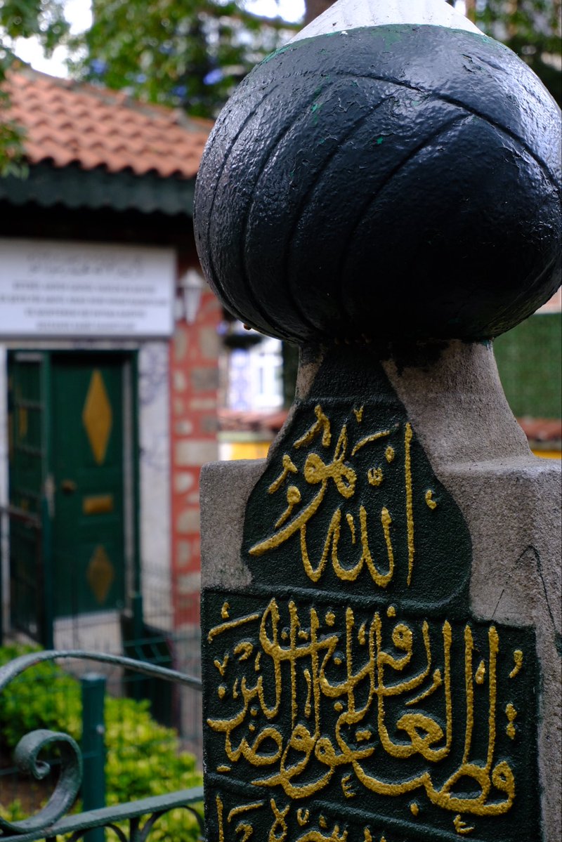 sareduzdemir's tweet photo. eyüp sultanın her bi taşına asırların duası sinmiş gibi.. kim bilir kimler oraya aminlerini fısıldadı.. hıfz olunmuş bir zaman sığınağı sanki https://t.co/JtyQNERmsk