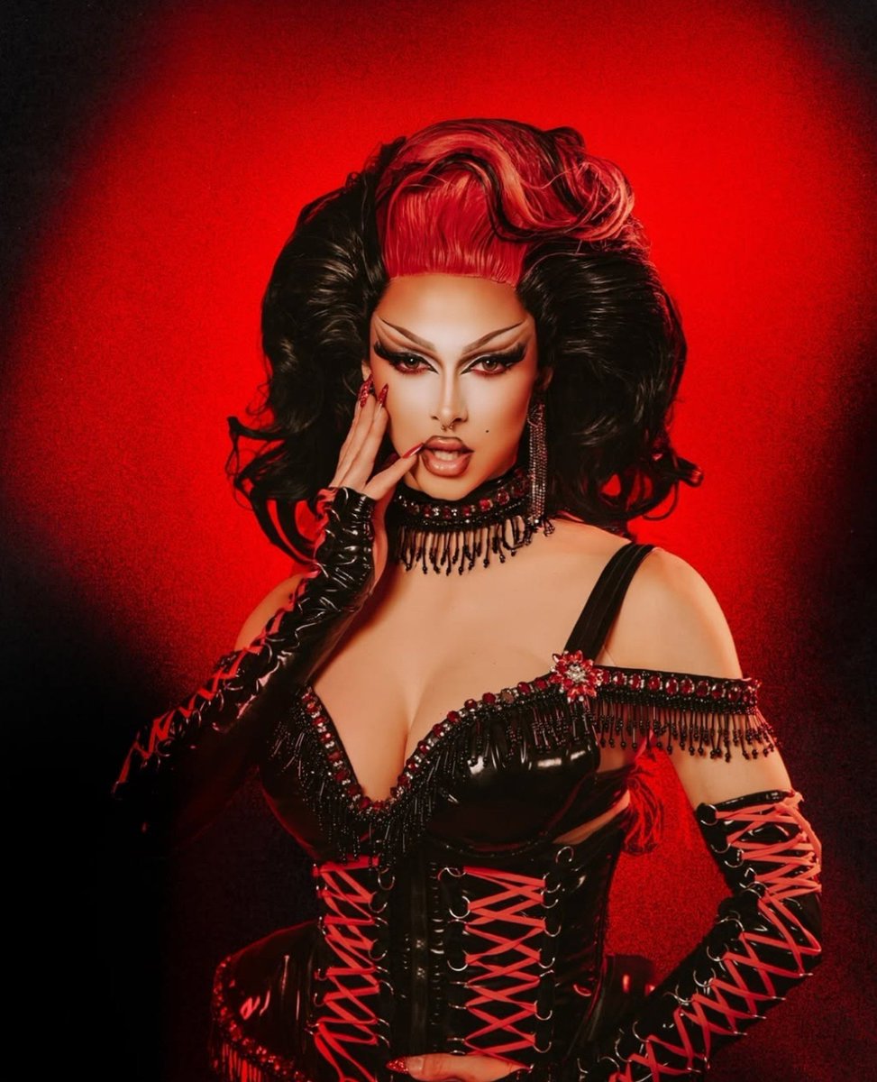 DragRace131's tweet photo. #FUNFACT Kim Miller becomes the Galician who has appeared in the most episodes in competition on Drag Race with a total of 2 episodes (and counting). The previous record was held by Marisa Prisa (1) VIVA GALICIA!!!!! #DragRaceES #DragRace https://t.co/MsdJQJEV3r