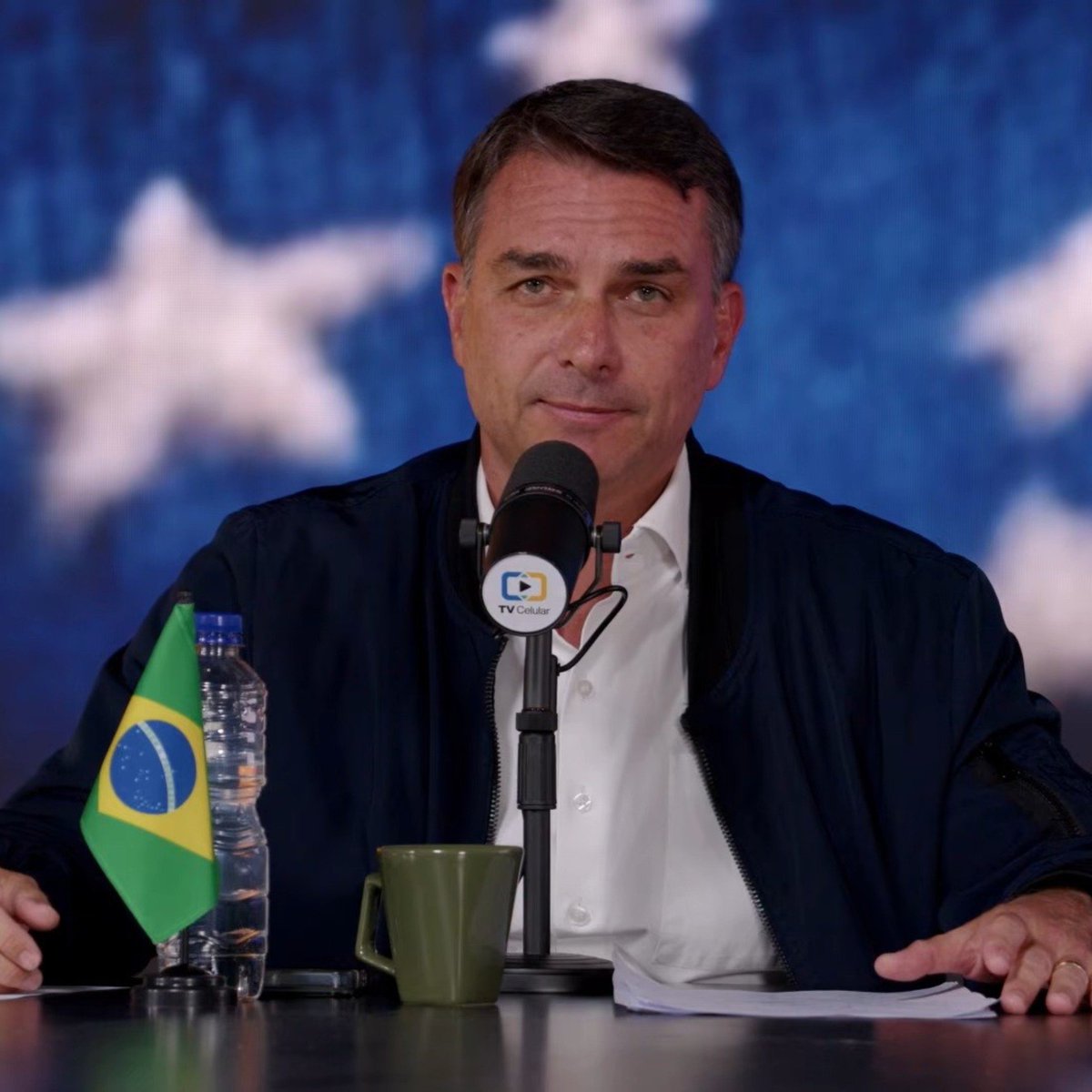 SNBbrasil's tweet photo. 🚨 FAKE NEWS! 🇧🇷

Flávio Bolsonaro gravou vídeo desmentindo o boato de que pretende retirar o título de padroeira de Nossa Senhora Aparecida.

O caso virou um dos maiores assuntos da web e foi parar no STF.

O que achou do pronunciamento?
Opine!

#Politica #Brasil https://t.co/OvQfbFM3LA