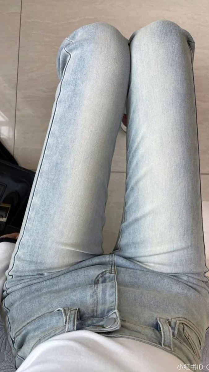 dietsliz's tweet photo. i immensely hate how fat my thighs are. i need them to look like this so badly ☹️ https://t.co/kOWILLoXyM