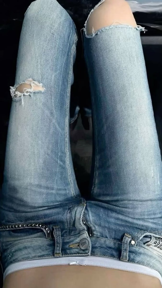 dietsliz's tweet photo. i immensely hate how fat my thighs are. i need them to look like this so badly ☹️ https://t.co/kOWILLoXyM