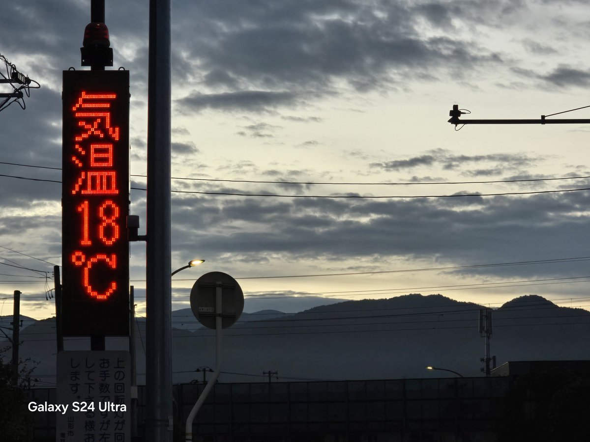 1RWyhtrHoujBYMu's tweet photo. #マイあさ
18℃‥肌寒い朝の山形市です。
奥羽山脈の山々には薄っすら雲帽子♪
今日は月曜日！
がんばんべ！と言っているようです。
私からも今日から1週間！がんばんべ♪続けるぞ〜♪ https://t.co/kYwILGFbhK
