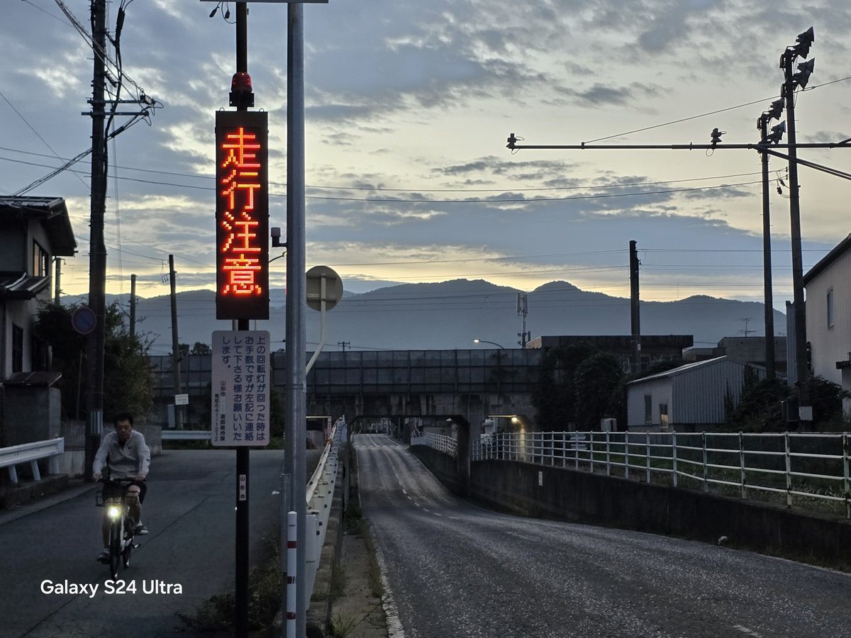 1RWyhtrHoujBYMu's tweet photo. #マイあさ
18℃‥肌寒い朝の山形市です。
奥羽山脈の山々には薄っすら雲帽子♪
今日は月曜日！
がんばんべ！と言っているようです。
私からも今日から1週間！がんばんべ♪続けるぞ〜♪ https://t.co/kYwILGFbhK