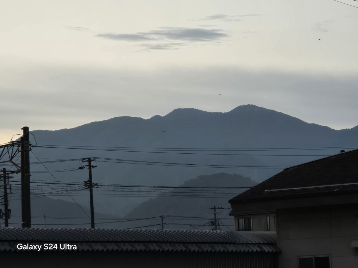 1RWyhtrHoujBYMu's tweet photo. #マイあさ
18℃‥肌寒い朝の山形市です。
奥羽山脈の山々には薄っすら雲帽子♪
今日は月曜日！
がんばんべ！と言っているようです。
私からも今日から1週間！がんばんべ♪続けるぞ〜♪ https://t.co/kYwILGFbhK