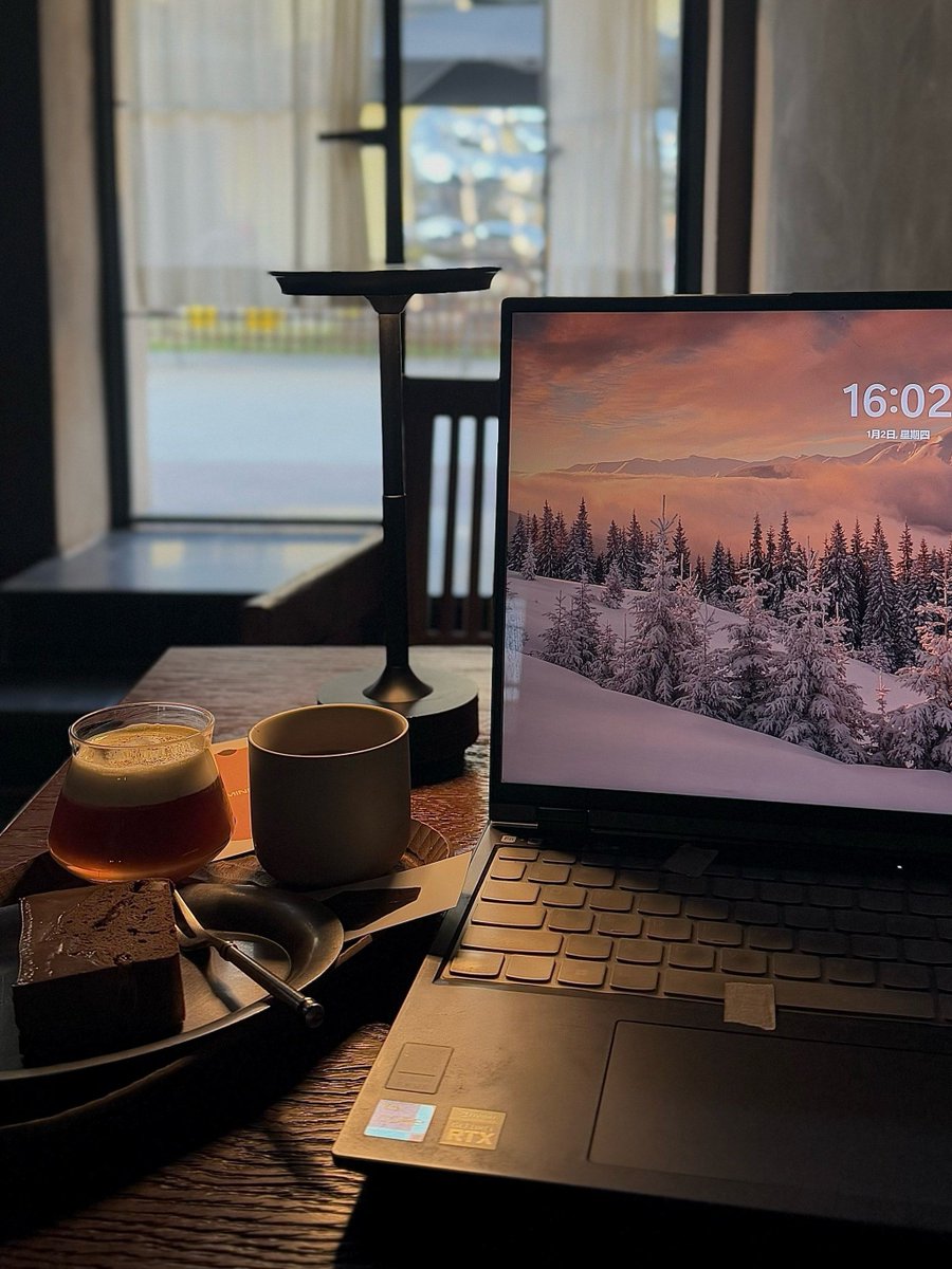 CaraNd9l's tweet photo. Otra noche en la oficina, café frío y archivos por revisar. El sueo llegará maana, espero! https://t.co/APv9xtuJvL