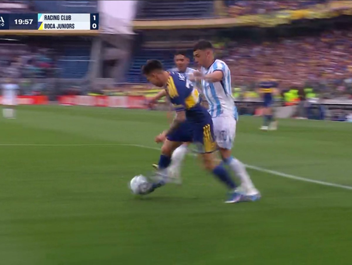BocaJrsCT's tweet photo. 🚨‼️Se lo llevaron puesto a #Velasco de atrás, igual y más fuerte que el penal a Rosario Central ayer, y Serosein automáticamente grita NO ES PENAL.

Se nota demasiado la bajada de línea. El árbitro #Gariano y #Novelli en el VAR, ni llamaron. https://t.co/gXMGpwDJnX