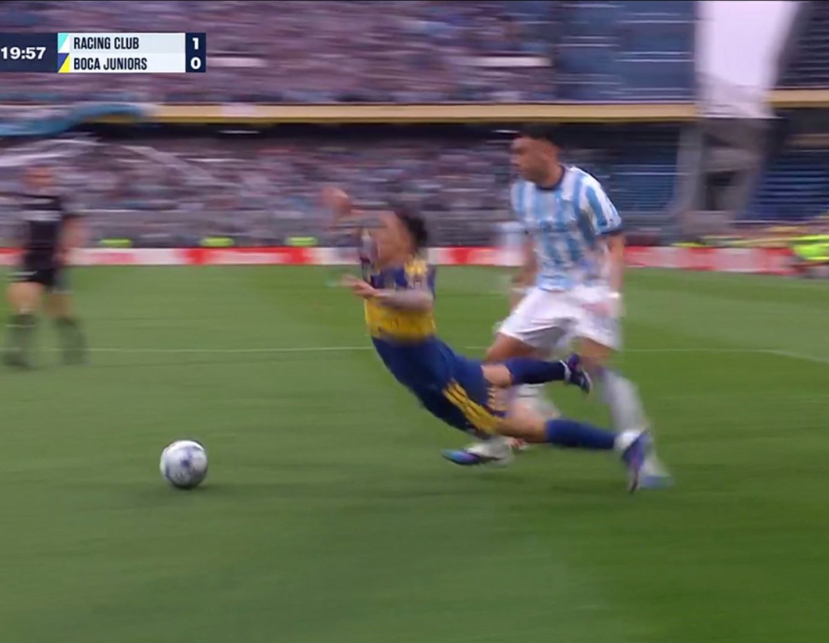 BocaJrsCT's tweet photo. 🚨‼️Se lo llevaron puesto a #Velasco de atrás, igual y más fuerte que el penal a Rosario Central ayer, y Serosein automáticamente grita NO ES PENAL.

Se nota demasiado la bajada de línea. El árbitro #Gariano y #Novelli en el VAR, ni llamaron. https://t.co/gXMGpwDJnX