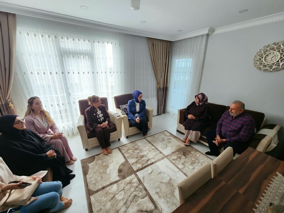 akkadinistanbul's tweet photo. İstanbul’un her ilçesinde hemşehrilerimizin yanında, hayatın tam içindeyiz.

Milletvekillerimiz @deryabakbak27, @CKoncagul, @EmelGozukara_D ve @SedaSaribas09; Eyüpsultan, Arnavutköy, Fatih ve Şişli ilçelerimizde esnafımızı ziyaret etti, hanelerimize misafir oldu, hemşehrilerimizle samimi sohbetlerde buluştu.

Sokağın sesini dinliyor, gönüllere dokunan her buluşmayı İstanbul’la kurduğumuz güçlü bağın bir parçası olarak görüyoruz.

📍Türkiye Yüzyılı Buluşmaları İstanbul