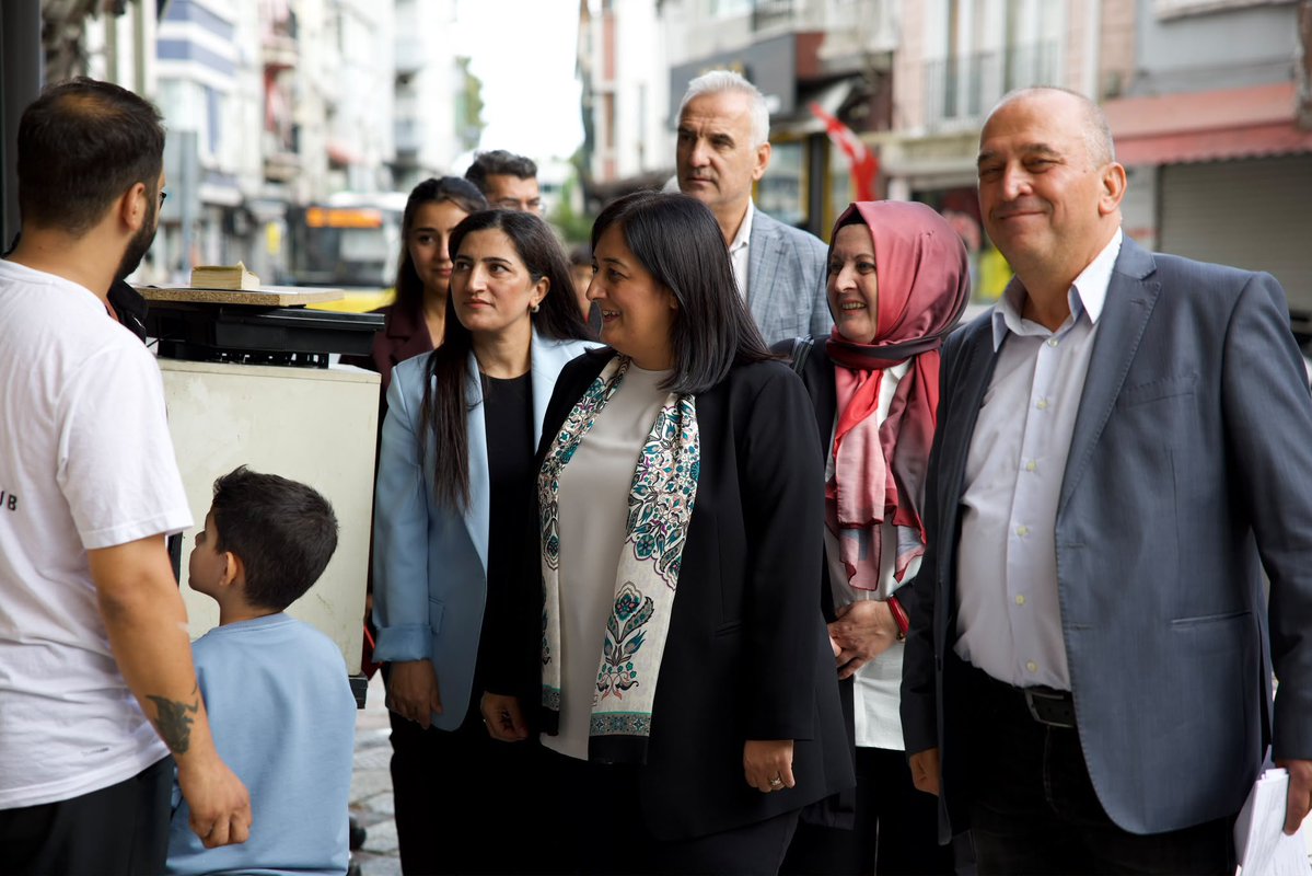 akkadinistanbul's tweet photo. İstanbul’un her ilçesinde hemşehrilerimizin yanında, hayatın tam içindeyiz.

Milletvekillerimiz @deryabakbak27, @CKoncagul, @EmelGozukara_D ve @SedaSaribas09; Eyüpsultan, Arnavutköy, Fatih ve Şişli ilçelerimizde esnafımızı ziyaret etti, hanelerimize misafir oldu, hemşehrilerimizle samimi sohbetlerde buluştu.

Sokağın sesini dinliyor, gönüllere dokunan her buluşmayı İstanbul’la kurduğumuz güçlü bağın bir parçası olarak görüyoruz.

📍Türkiye Yüzyılı Buluşmaları İstanbul