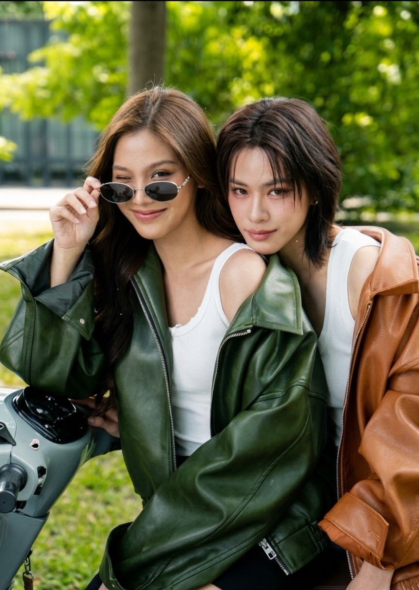 arlenegaby's tweet photo. My 4 favorite shots from the ChanKey photoshoot 🧡💜✨️

#MoonshadowSeries #EmiBonnie #emiamily #beonnnie https://t.co/A9zJB7biVH