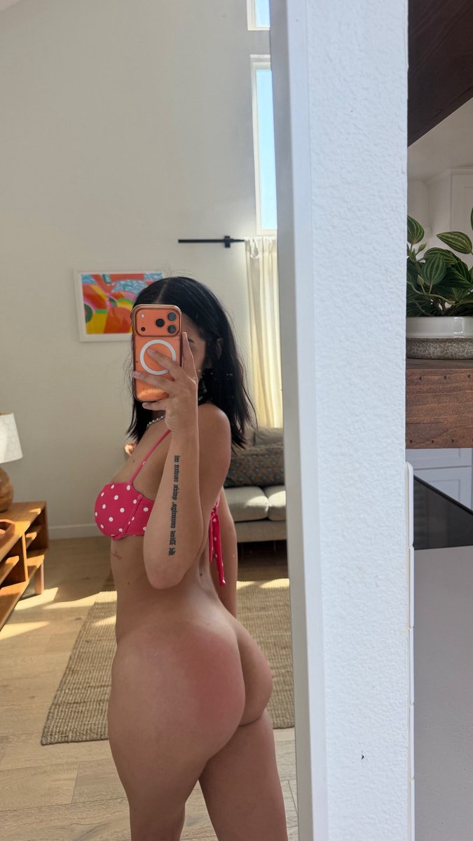 itssunshineluna's tweet photo. Do you like tan lines ? https://t.co/B4nom4deHX