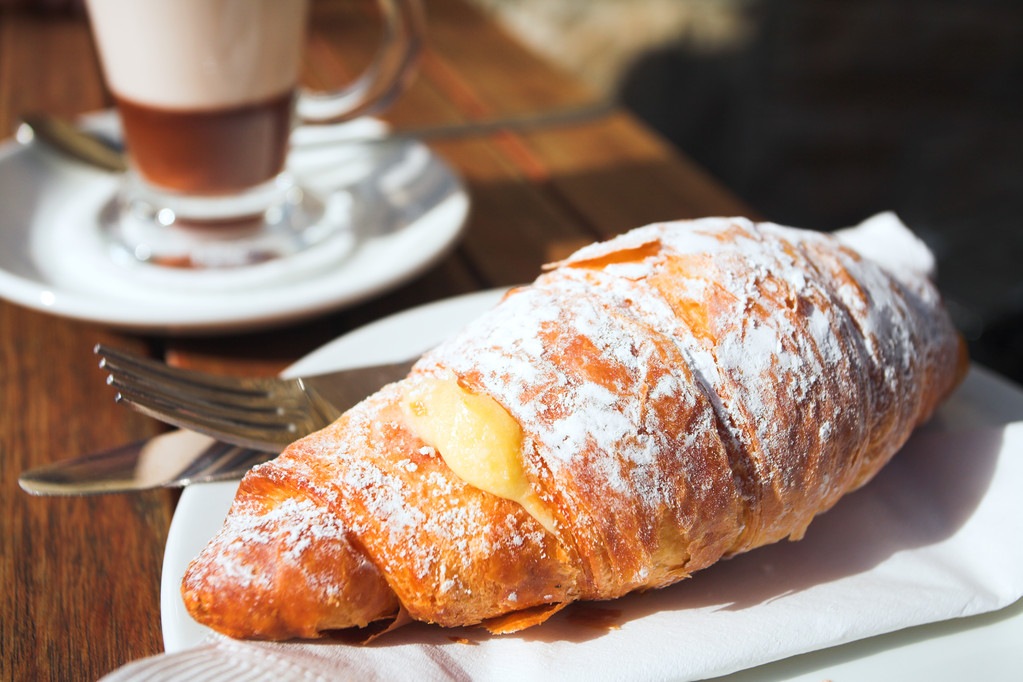 Brandeewoa1k's tweet photo. Un café con croissant recién horneado hace que la maana sea perfecta. https://t.co/1pedMBjTzL