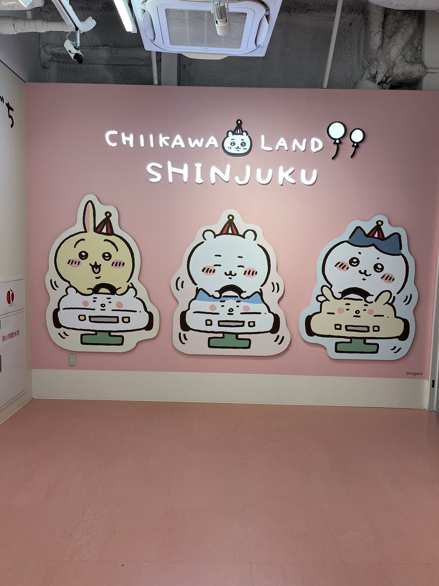 omochi72711's tweet photo. 映画が始まった頃にちいかわが気になり出し、アニメを見始め、映画を見てハマりました😊
今はアニメを途中まで見ていて、ハチワレのグッズを買いにちいかわらんどに行ったりしています✨
くり���んじゅうや古本��さん、ちいかわなど、他のキャラクターも気になっています！
#ちいかわ https://t.co/OQNJwLT7UJ