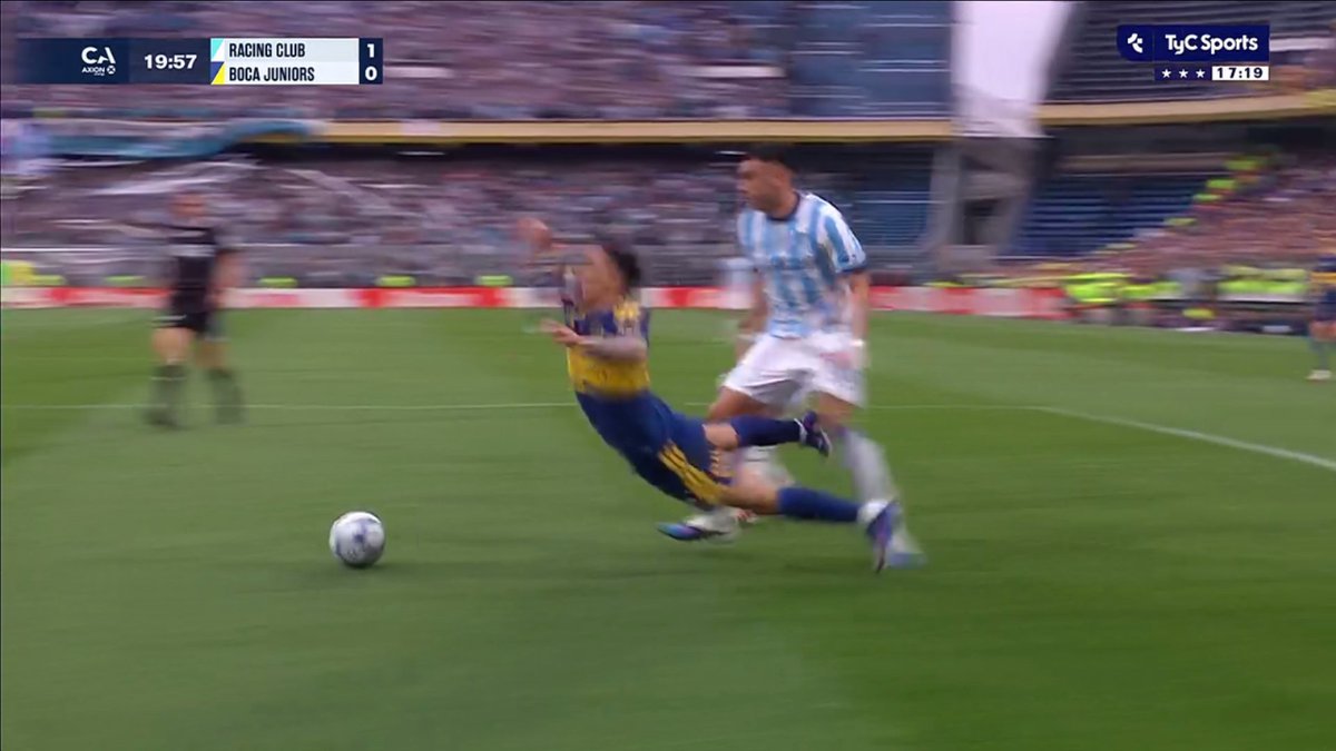 BocaJrsCT's tweet photo. ⚠️🚨 Lo que están cagando a #Boca el árbitro Andrés #Gariano y #Novelli en el VAR, no tiene nombre.

Ya van 2 jugadas que podrían haber sancionado penal a Velasco, y ni llamaron para revisarlas.

Está claro que Boca hoy no debe ganarle a Racing. https://t.co/9sAUXlB1rB