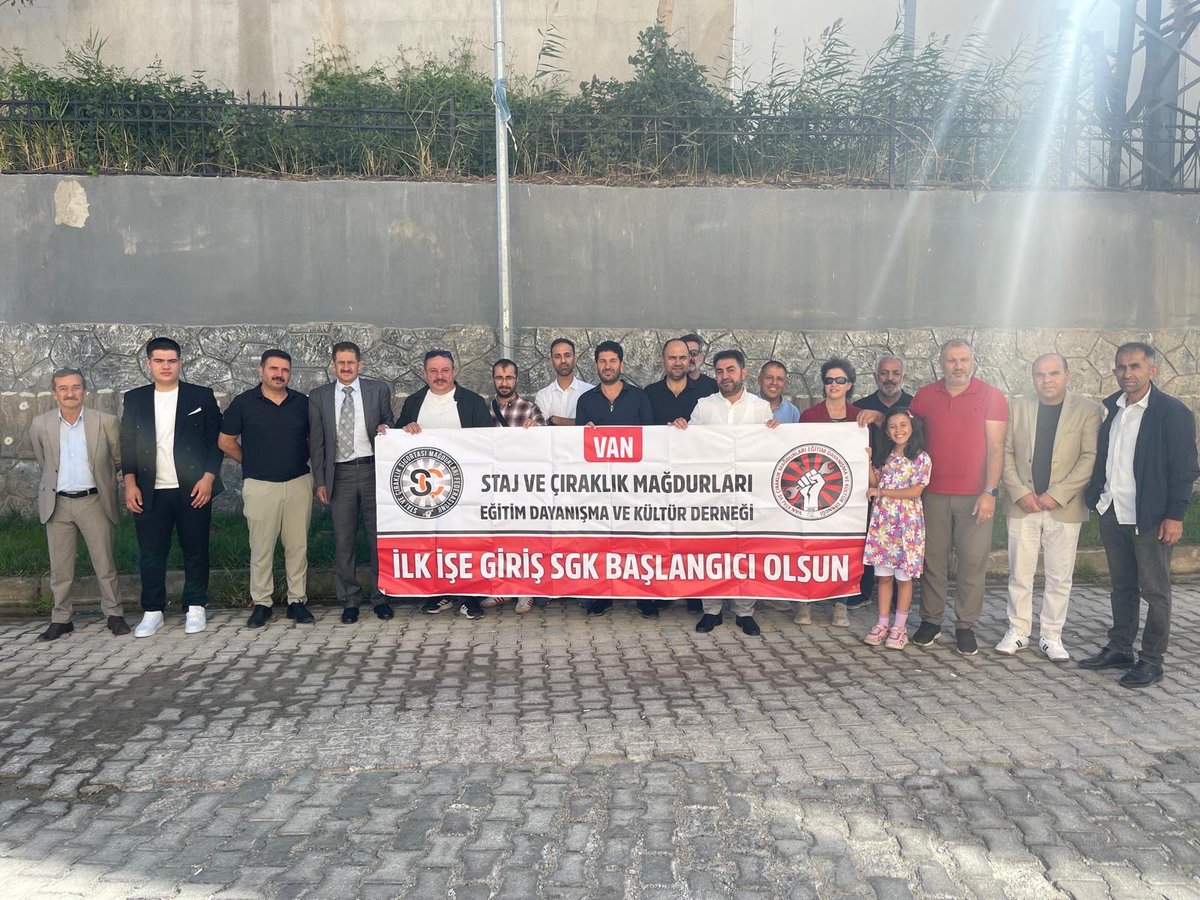 CirakStajFED's tweet photo. Bugün Kadim Aşiretler Federasyonu bünyesinde gerçekleştirilen çalıştayda, 

@KadimAsiretler 
@ozalahmet_ 
@Rasim__Aslan 
@AslanCemal1801 
@Vanstaj 

Staj ve çıraklık sigortası mağduriyetimizin sesini duyuran Van Dernek Başkanımız Sn. Cemal Arslan’a özverili ve kararlı mücadelesinden dolayı teşekkür ederiz.

Çalıştay boyunca bizleri samimiyetle ağırlayan ve ev sahipliği yapan Sayın Rasim Aslan’a gösterdiği yakın ilgi ve konukseverlik için şükranlarımızı sunarız.

Ayrıca etkinlik kapsamında, 1987 yılında staj ve çıraklık hususunda tarihi bir adım atarak düzenleme sağlayan merhum Başbakan ve Cumhurbaşkanımız Turgut Özal’ın oğlu, Eski Milletvekilimiz Sn. Ahmet Özal ile kıymetli bir temas gerçekleştirdik. 

Haklı mücadelemize desteğini beyan eden, çözüm yolunda elinden gelen tüm çabayı göstereceğini ifade eden Sn. Ahmet Özal’a yaklaşımı ve duyarlılığı için teşekkür ederiz.

Staj ve Çıraklık Sigortası Mağdurları Federasyonu olarak, hak ettiğimiz sosyal güvenlik haklarımıza kavuşana dek her platformda mücadelemizi kararlılıkla sürdüreceğiz.

Saygılarımızla,
Staj ve Çıraklık Sigortası Mağdurları Federasyonu

Mesleki Eğitime
#3308YasaAmbargosu