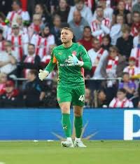E_FLEISCHMAN's tweet photo. Gavin Bazunu, el portero irlandés q se negó a jugar contra Israel, perdió su titularidad en el Southampton la temporada pasada.

El q le arrebató la posición por méritos es Daniel Peretz, un israelí q recién firmó contrato con el club inglés.

¿Tan ardido? 😂🤣
Justicia divina. https://t.co/UltrhSwNwf