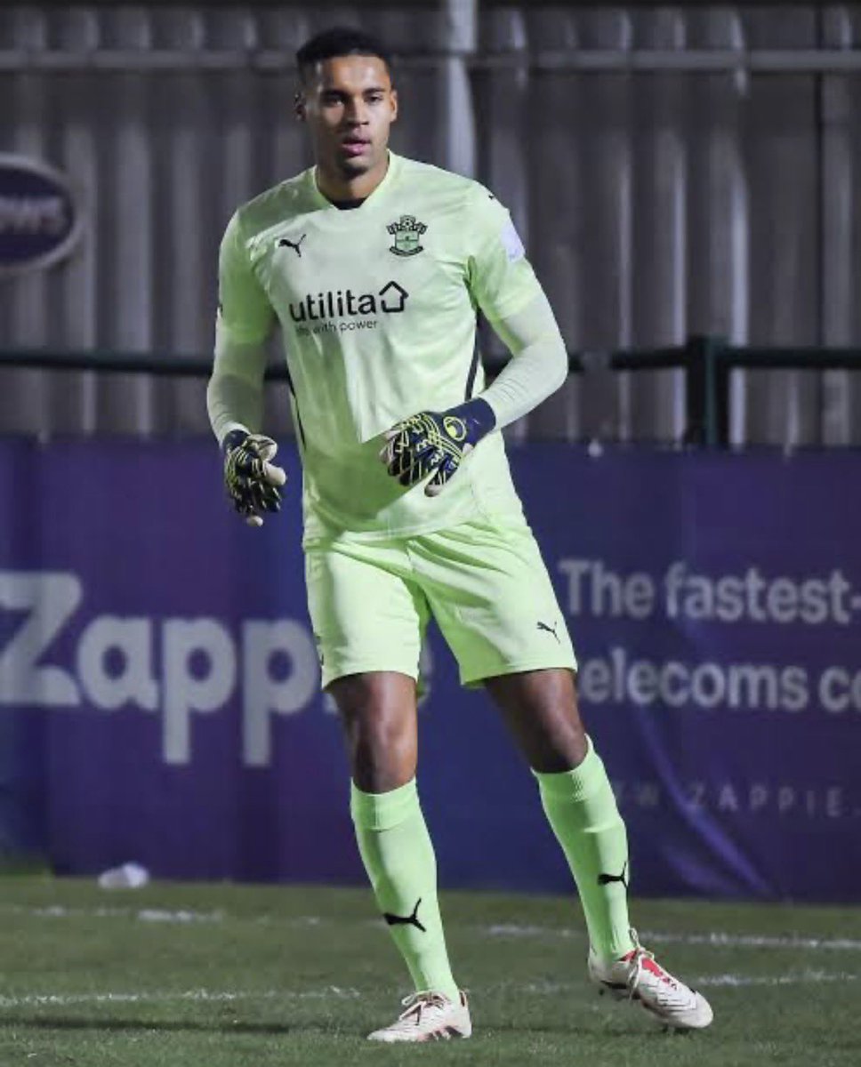 E_FLEISCHMAN's tweet photo. Gavin Bazunu, el portero irlandés q se negó a jugar contra Israel, perdió su titularidad en el Southampton la temporada pasada.

El q le arrebató la posición por méritos es Daniel Peretz, un israelí q recién firmó contrato con el club inglés.

¿Tan ardido? 😂🤣
Justicia divina. https://t.co/UltrhSwNwf