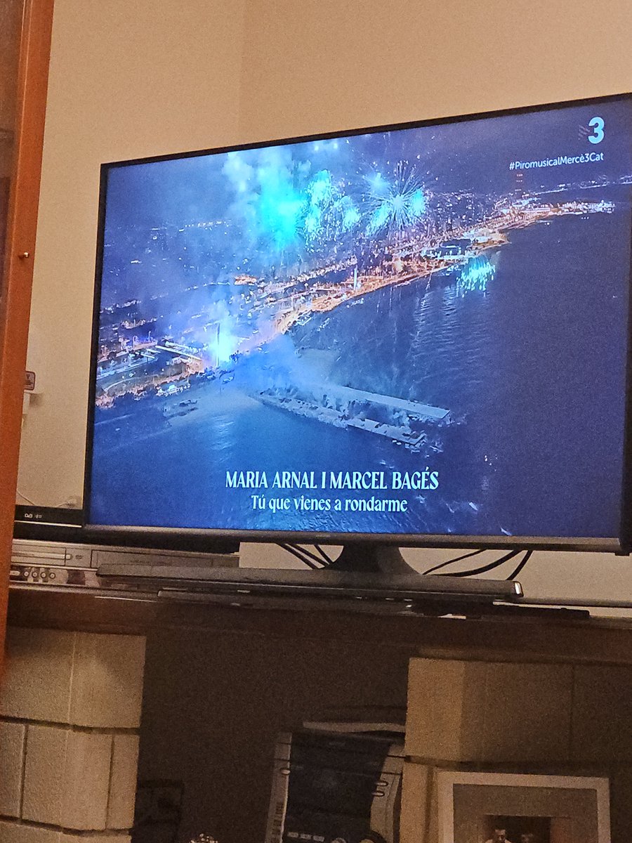 ManelMasC's tweet photo. Quina merda de realització que es perd una part dels focs artificials del #PiromusicalMercè3Cat @som3cat
Sort que aquest any no te les fonts de Montjuïc 
Que mierda de de realización que se pierde una parte de los fuegos artificiales. Suerte que este año no tiene las fuentes https://t.co/VYn7TGi5UW