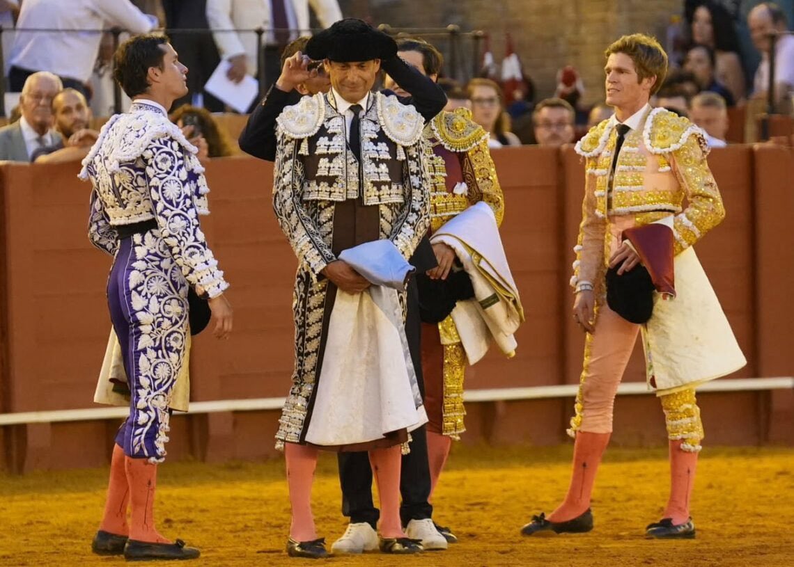 TercioQuites's tweet photo. Otro detalle de la tarde de hoy: es incomprensible como Borja no le brinda el sexto toro a Luis Blázquez, en el toro de su despedida de los ruedos. Hay que tener más sensibilidad y saber taurino si uno quiere llegar a ser figura. Para mi, ya digo, incomprensible. https://t.co/jZdamS3PZr