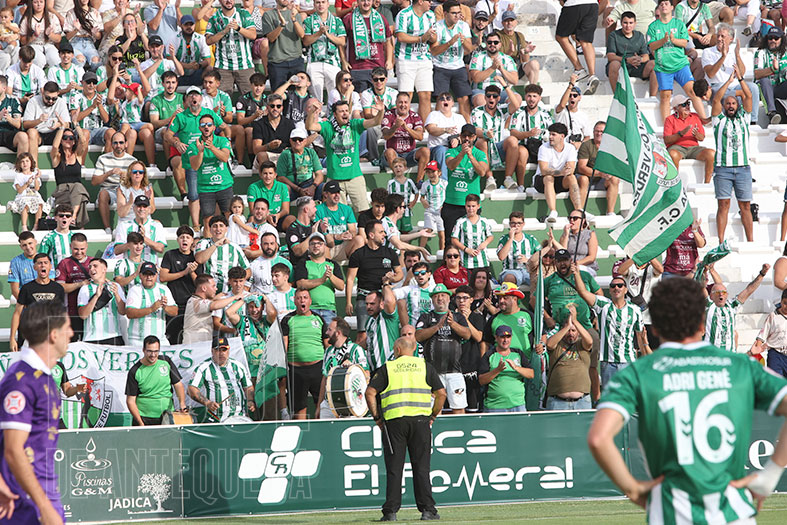 ElSoldAntequera's tweet photo. 🟢⚪️📰 #Antequera #Fútbol ⚽️ #PrimeraRFEF
👉 Los aficionados del Antequera animaron a los suyos en su victoria por 2 a 0 ante el Real Jaén. Los de Abraham Paz siguen gustando por su juego y puntos.
⤵️ Toda la crónica: https://t.co/LTVMQ8c5Ra https://t.co/uw5Z9iGGVr