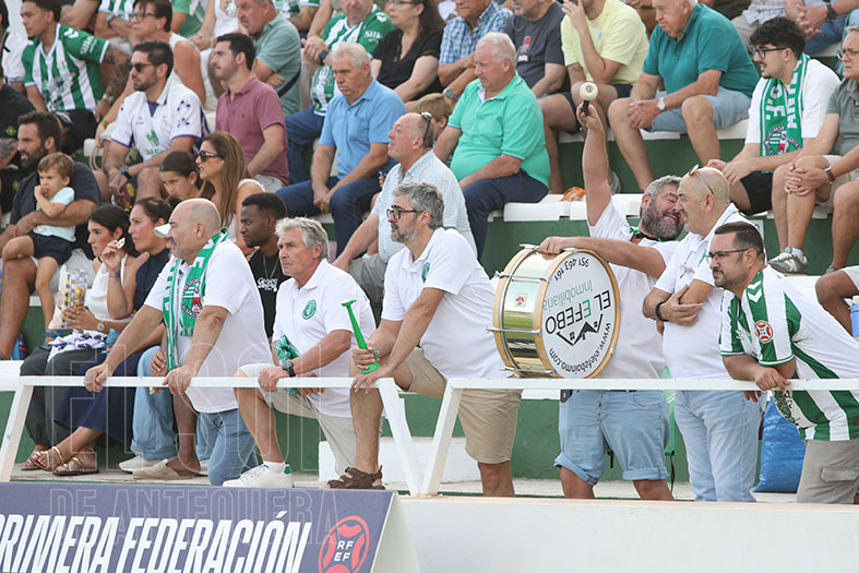 ElSoldAntequera's tweet photo. 🟢⚪️📰 #Antequera #Fútbol ⚽️ #PrimeraRFEF
👉 Los aficionados del Antequera animaron a los suyos en su victoria por 2 a 0 ante el Real Jaén. Los de Abraham Paz siguen gustando por su juego y puntos.
⤵️ Toda la crónica: https://t.co/LTVMQ8c5Ra https://t.co/uw5Z9iGGVr