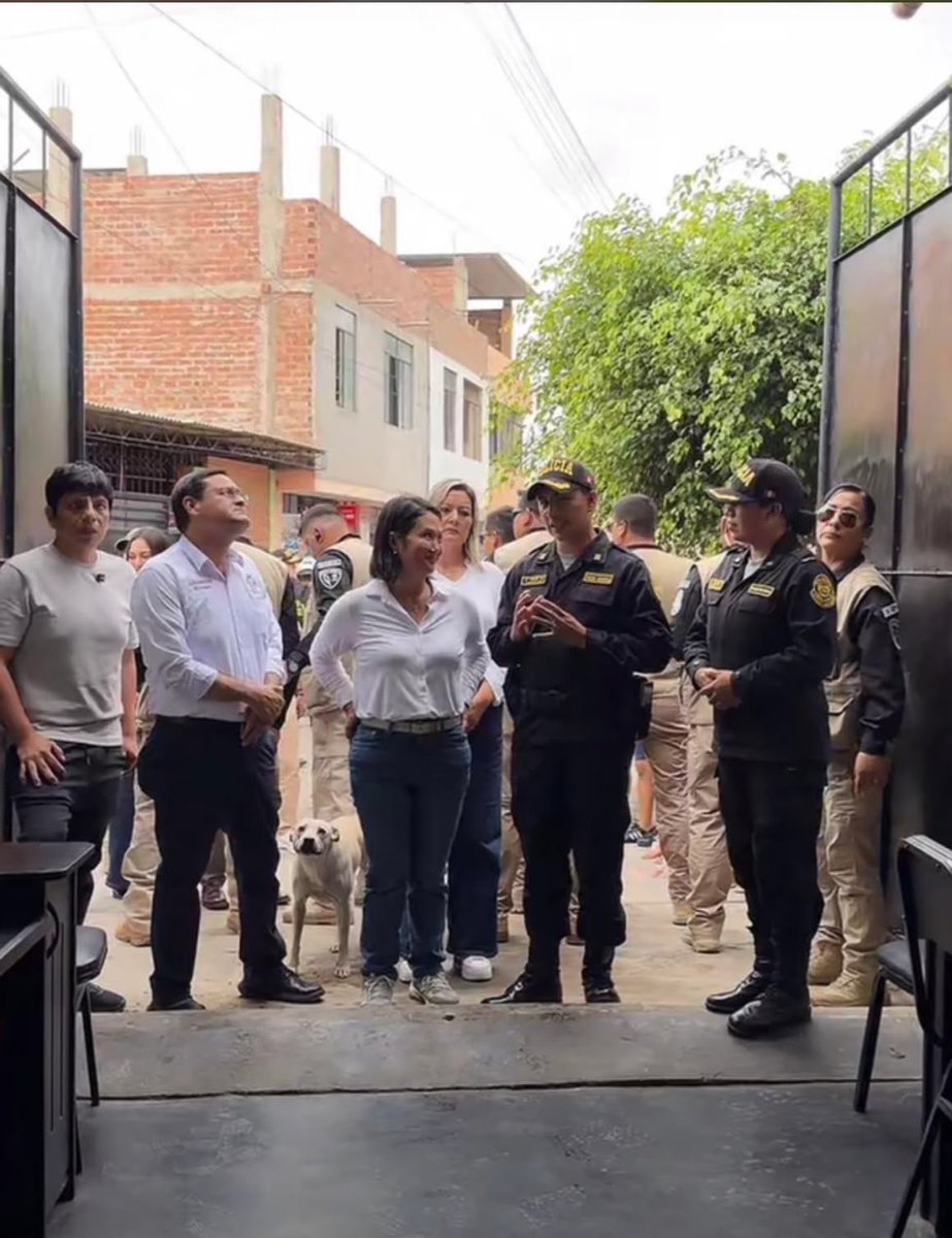 Policia_Peruana's tweet photo. 🚨🇵🇪 #Lambayeque | PRESIDENTA DE LA REPÚBLICA REALIZA VISITA INOPINADA A LA COMISARÍA PNP REQUE

La presidenta de la República, Keiko Sofía Fujimori Higuchi, realizó una visita inopinada a la comisaría PNP Reque, provincia de Chiclayo donde inspeccionó los diferentes servicios y conoció el trabajo que desarrolla el personal policial en beneficio de la ciudadanía.

Durante la visita, se presentó el programa preventivo Espacio Digital Comunitario – Innovando Futuros, iniciativa que brinda a niños y jóvenes de escasos recursos acceso a computadoras, impresión y biblioteca comunitaria, contribuyendo a fortalecer su aprendizaje.

Nuestra máxima autoridad reconoció la presentación de las instalaciones y la atención brindada a los ciudadanos, y felicitó al personal policial por la labor que viene desarrollando. La actividad culminó con normalidad y sin novedades.

¡Tu seguridad es nuestra prioridad! 🇵🇪
