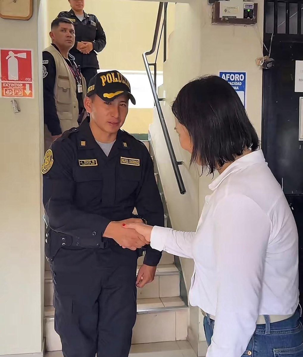 Policia_Peruana's tweet photo. 🚨🇵🇪 #Lambayeque | PRESIDENTA DE LA REPÚBLICA REALIZA VISITA INOPINADA A LA COMISARÍA PNP REQUE

La presidenta de la República, Keiko Sofía Fujimori Higuchi, realizó una visita inopinada a la comisaría PNP Reque, provincia de Chiclayo donde inspeccionó los diferentes servicios y conoció el trabajo que desarrolla el personal policial en beneficio de la ciudadanía.

Durante la visita, se presentó el programa preventivo Espacio Digital Comunitario – Innovando Futuros, iniciativa que brinda a niños y jóvenes de escasos recursos acceso a computadoras, impresión y biblioteca comunitaria, contribuyendo a fortalecer su aprendizaje.

Nuestra máxima autoridad reconoció la presentación de las instalaciones y la atención brindada a los ciudadanos, y felicitó al personal policial por la labor que viene desarrollando. La actividad culminó con normalidad y sin novedades.

¡Tu seguridad es nuestra prioridad! 🇵🇪