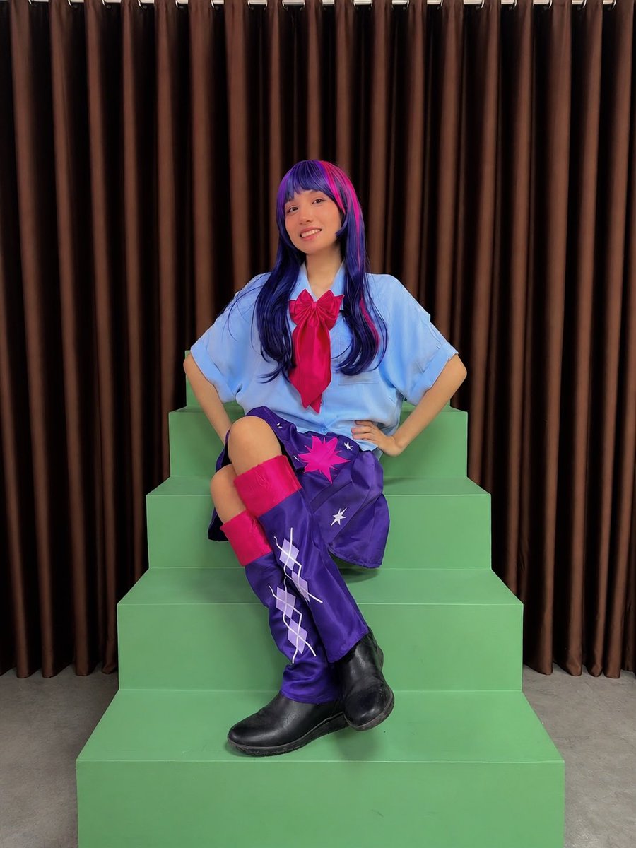 PapitasVT's tweet photo. Hice cosplay de Twilight Sparkle! 💫

Que opinan? Mi abuelita me hizo la falda y lo de arriba de las botas. https://t.co/PfpgXm0NNi