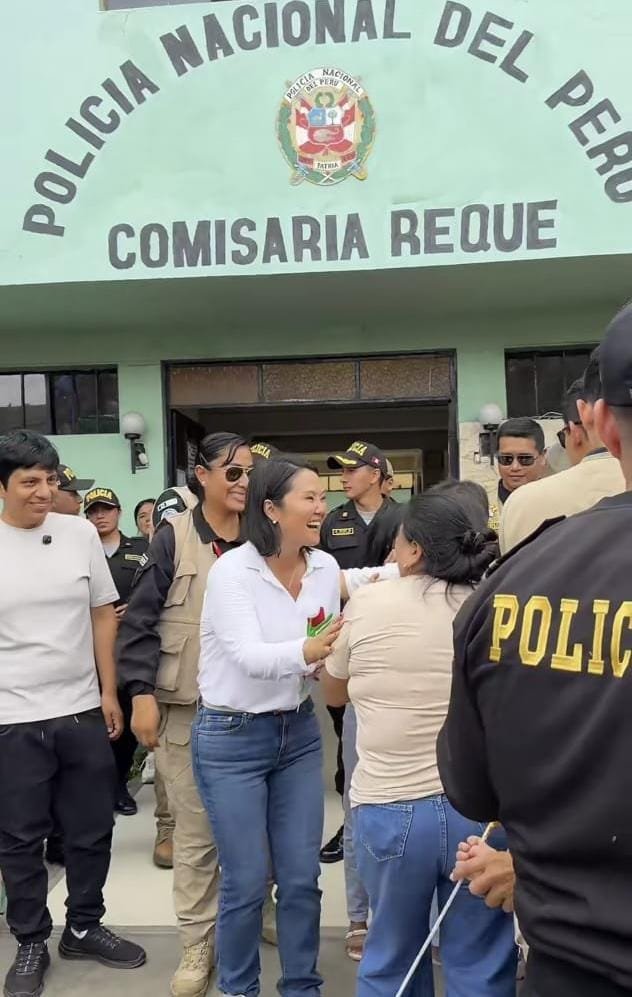 Policia_Peruana's tweet photo. 🚨🇵🇪 #Lambayeque | PRESIDENTA DE LA REPÚBLICA REALIZA VISITA INOPINADA A LA COMISARÍA PNP REQUE

La presidenta de la República, Keiko Sofía Fujimori Higuchi, realizó una visita inopinada a la comisaría PNP Reque, provincia de Chiclayo donde inspeccionó los diferentes servicios y conoció el trabajo que desarrolla el personal policial en beneficio de la ciudadanía.

Durante la visita, se presentó el programa preventivo Espacio Digital Comunitario – Innovando Futuros, iniciativa que brinda a niños y jóvenes de escasos recursos acceso a computadoras, impresión y biblioteca comunitaria, contribuyendo a fortalecer su aprendizaje.

Nuestra máxima autoridad reconoció la presentación de las instalaciones y la atención brindada a los ciudadanos, y felicitó al personal policial por la labor que viene desarrollando. La actividad culminó con normalidad y sin novedades.

¡Tu seguridad es nuestra prioridad! 🇵🇪