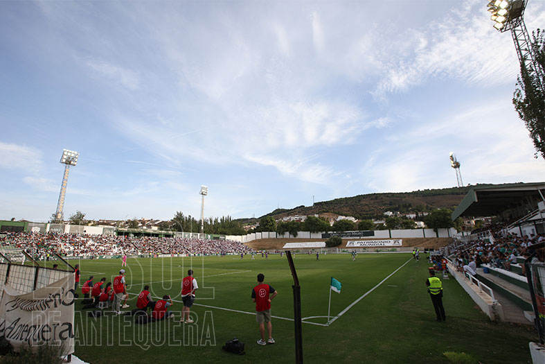 ElSoldAntequera's tweet photo. 🟢⚪️📰 #Antequera #Fútbol ⚽️ #PrimeraRFEF
👉 Los aficionados del Antequera animaron a los suyos en su victoria por 2 a 0 ante el Real Jaén. Los de Abraham Paz siguen gustando por su juego y puntos.
⤵️ Toda la crónica: https://t.co/LTVMQ8c5Ra https://t.co/uw5Z9iGGVr