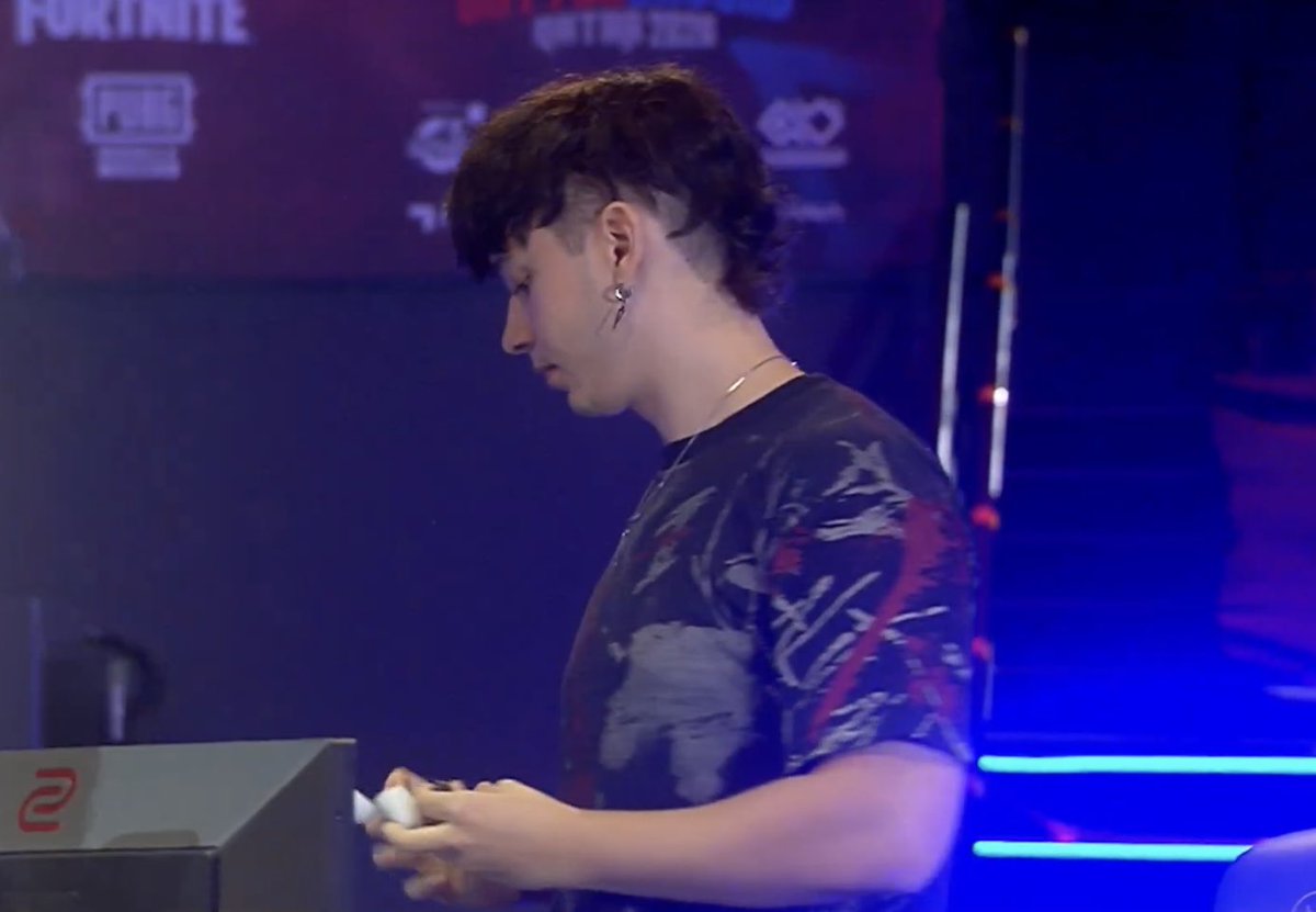 EvyLpez's tweet photo. Mi amooooolll emochooooo @AndresFnSsb que alegre verte jugar (yo se que no has estado bien) pero verte hacer lo posible por cumplir me da años de vida 🖤❤️🔥 te quiero mucho Andresito!! Aquí siempre apoyándote ✨ Thankyou for supporting my babe @ArabSmashLeague https://t.co/UBm7FH4C7f
