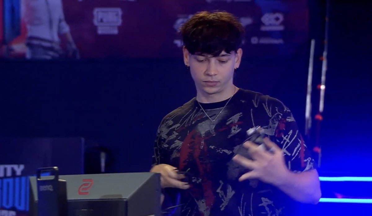 EvyLpez's tweet photo. Mi amooooolll emochooooo @AndresFnSsb que alegre verte jugar (yo se que no has estado bien) pero verte hacer lo posible por cumplir me da años de vida 🖤❤️🔥 te quiero mucho Andresito!! Aquí siempre apoyándote ✨ Thankyou for supporting my babe @ArabSmashLeague https://t.co/UBm7FH4C7f