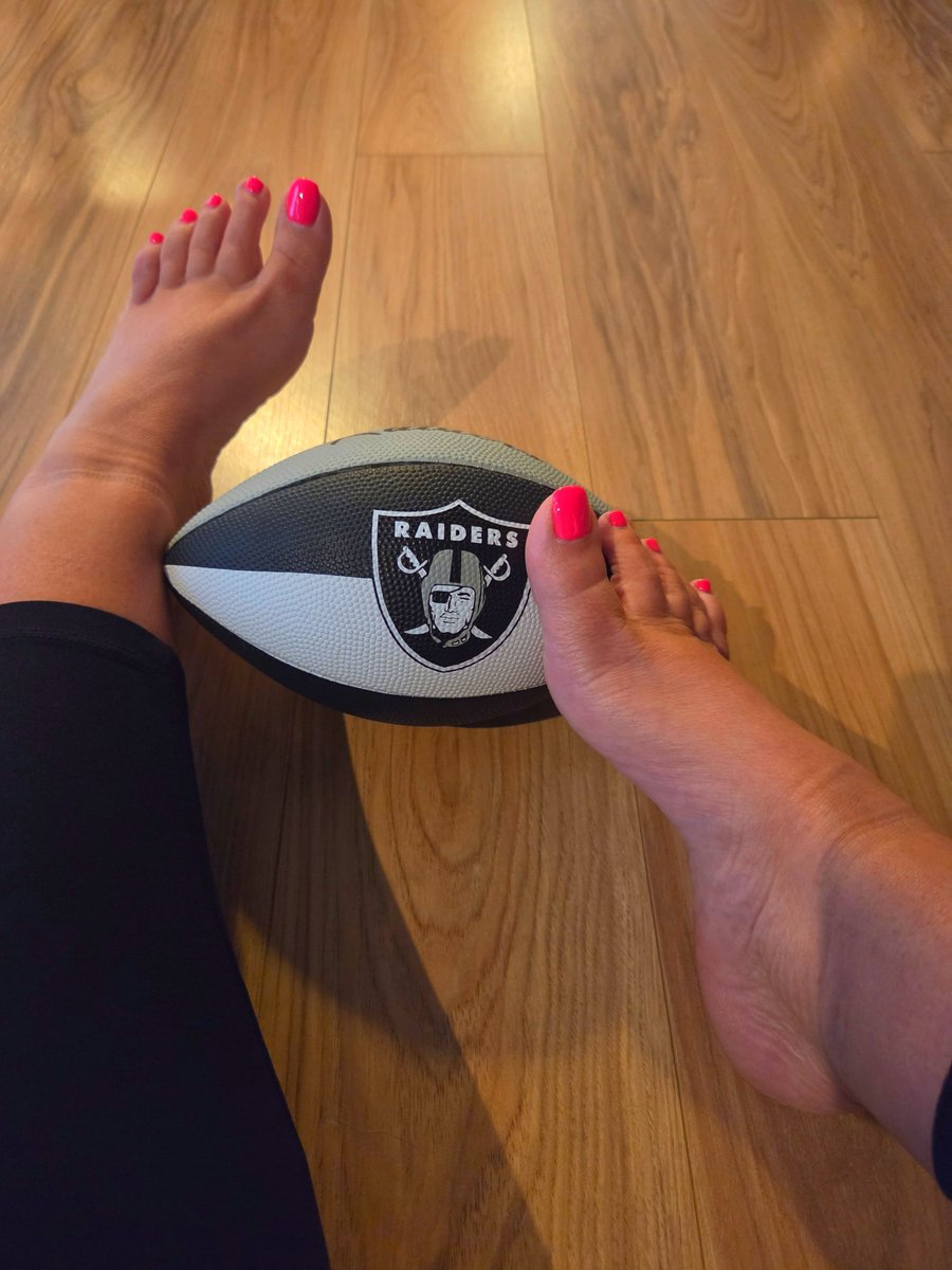 MsAlexisMarieXO's tweet photo. Sundays are for football... and teasing 😏🏈 https://t.co/R9cGWb668z