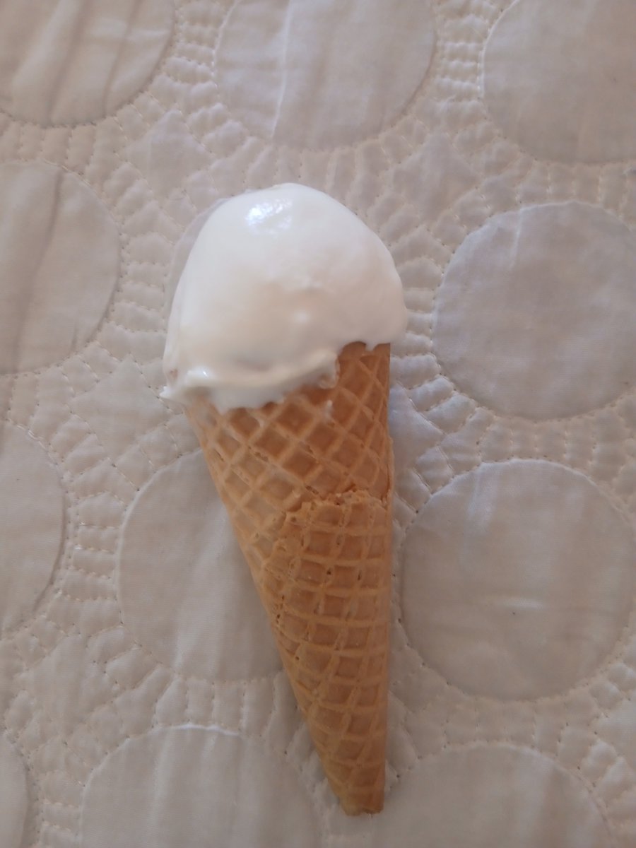 Cyelloq0ex's tweet photo. Me gusta el helado de pie de limón 😋 https://t.co/4lnKOkP6sI