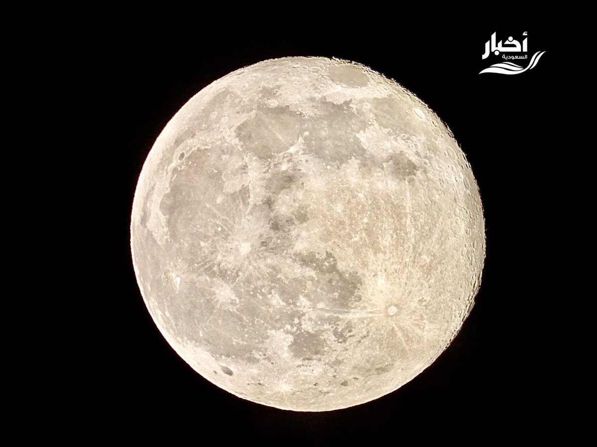 SaudiNews50's tweet photo. القمر يسطع في سماء مكة.

- https://t.co/MqMdGl7WJa