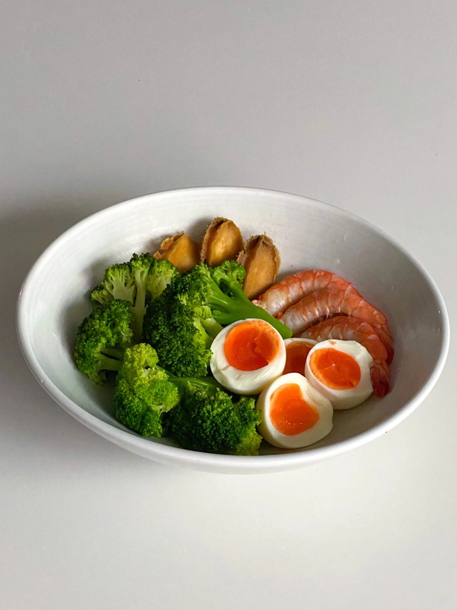 Kirkbyoexv's tweet photo. Hoy desayuné café con leche caliente y tostadas con aguacate, una comida sencilla pero llena de energía para empezar el día. https://t.co/2oiMcOlcYi