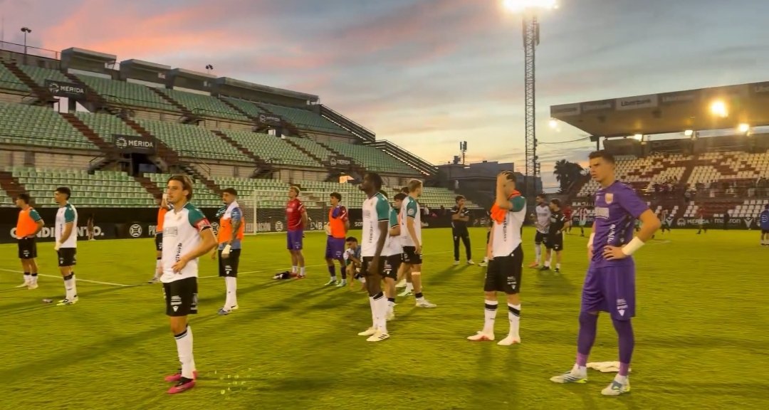 LNI04's tweet photo. @Merida_AD @DeporCanteira Foto del @Merida_AD  3  @UDLogrones 5 (27/9/26). Ya está bien de arrastrar el escudo. La afición no quiere a Beltrán hace mucho, no es solo cosa de hoy. Se necesita un revulsivo y creemos que hasta los propios jugadores le están haciendo la cama al entrenador. BELTRÁN fuera ya! https://t.co/cZPDf1zxTY