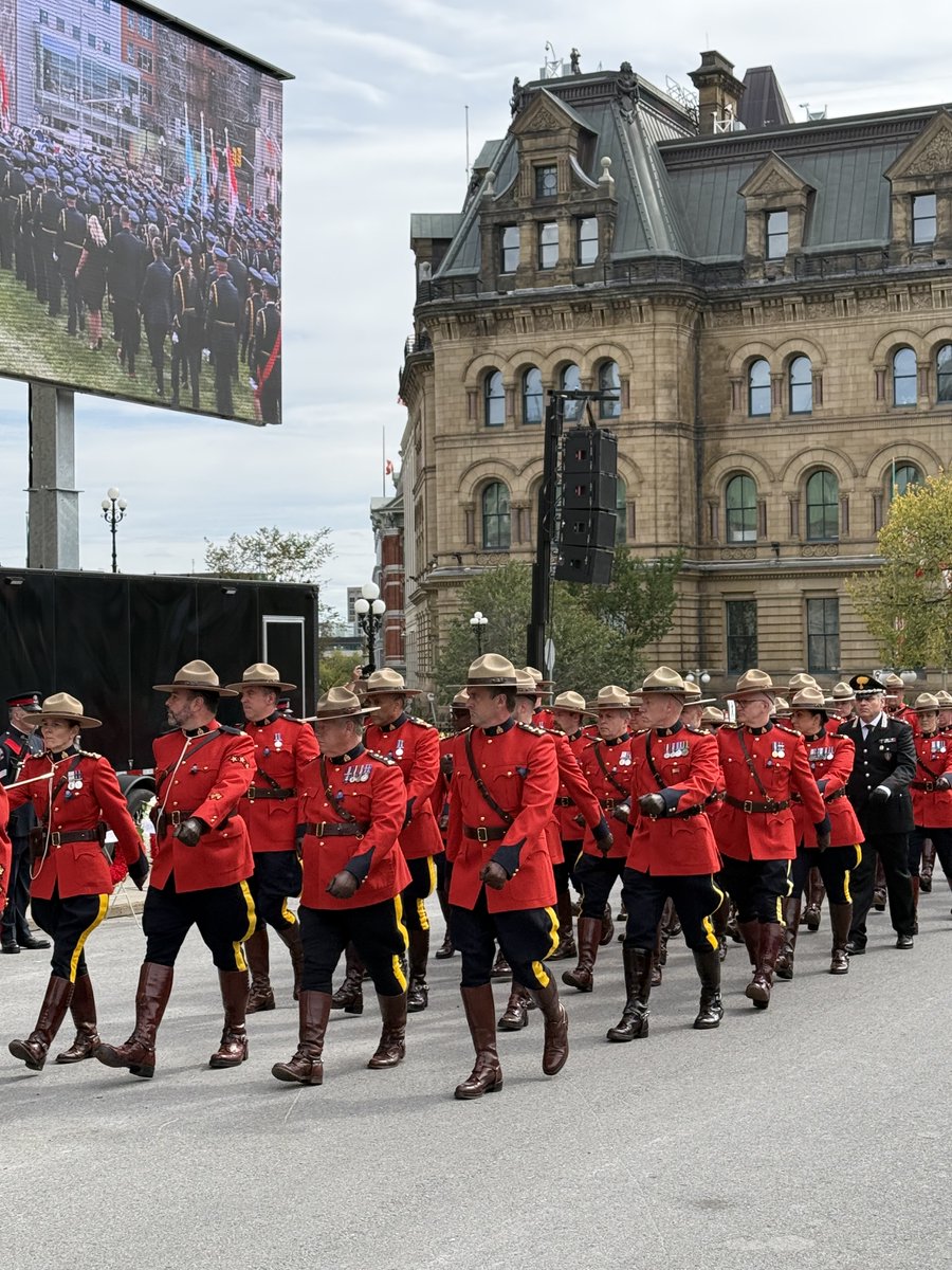 DepSolGen's tweet photo. Today, I joined public safety personnel, families, and community leaders from across Canada at the 49th Annual National Police and Peace Officers’ Memorial in Ottawa.

We honoured the police and peace officers who made the ultimate sacrifice in service to their communities and our country.

Today and always, we remember our fallen heroes. Their service, dedication, and sacrifice will never be forgotten.

#HeroesInLife