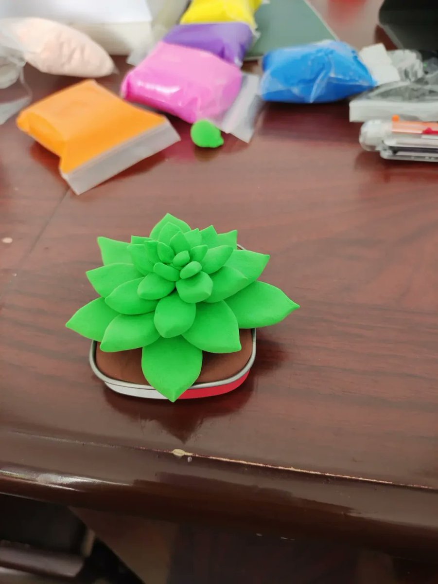 OleviaMmbe0's tweet photo. Hoy hice una linda maceta de cerámica con arcilla casera, es perfecta para plantar suculentas pequeas! ， https://t.co/GRsu4HxUVC