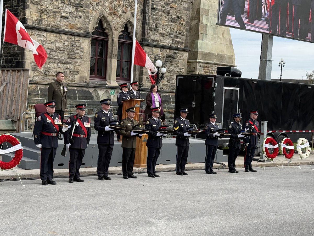 DepSolGen's tweet photo. Today, I joined public safety personnel, families, and community leaders from across Canada at the 49th Annual National Police and Peace Officers’ Memorial in Ottawa.

We honoured the police and peace officers who made the ultimate sacrifice in service to their communities and our country.

Today and always, we remember our fallen heroes. Their service, dedication, and sacrifice will never be forgotten.

#HeroesInLife