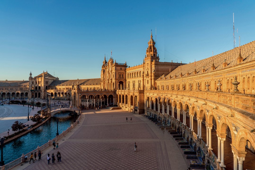 KayceRackh9v's tweet photo. En la plaza de Sevilla, el sol dorado baa los azulejos y el aroma de churros recién hechos mezcla con el ruido alegre de los turistas. Un momento perfecto para saborear la vida espaola. https://t.co/c0fNWSM9iV