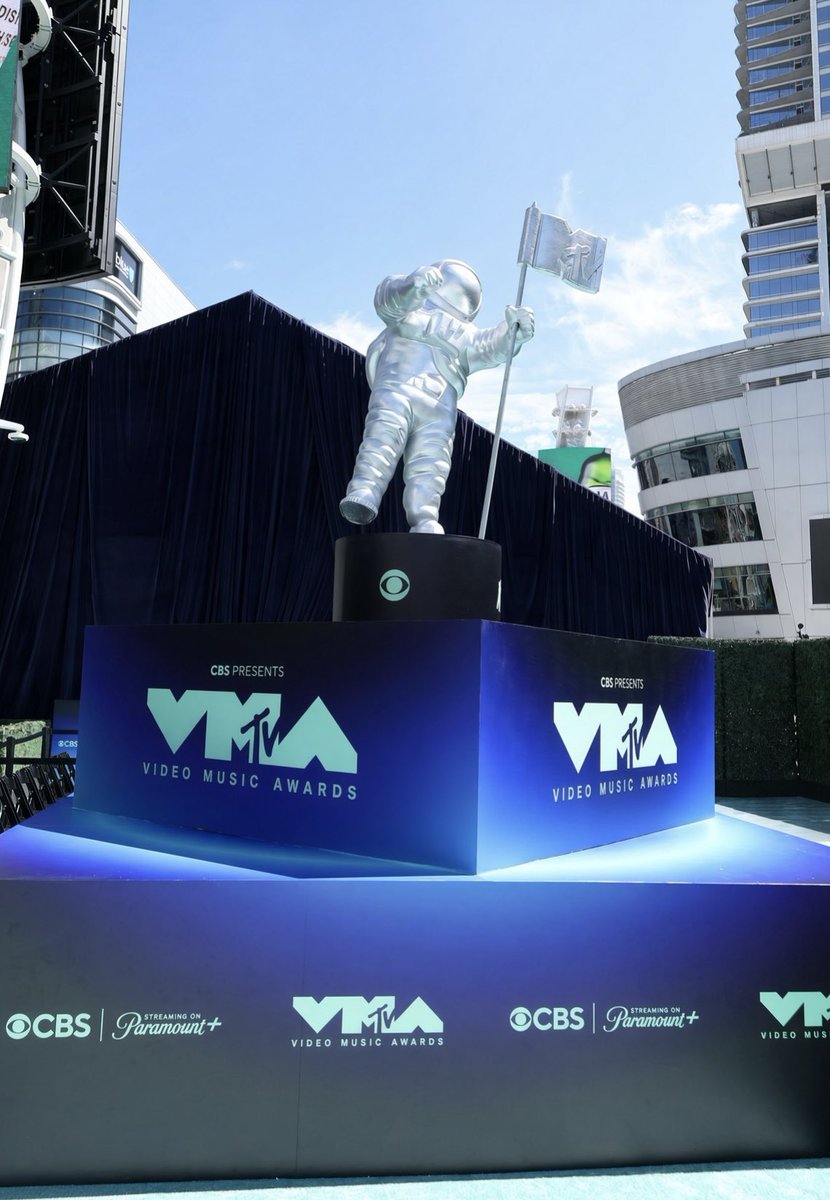 btf0327's tweet photo. the 2026 #VMAs  Turquoise Carpet! (first outdoor carpet since 2022) !!

live stream red carpet : https://t.co/tWVxww52Ec
live stream for VMAs : https://t.co/mlDT49IDAC https://t.co/DwhYOvR4bx