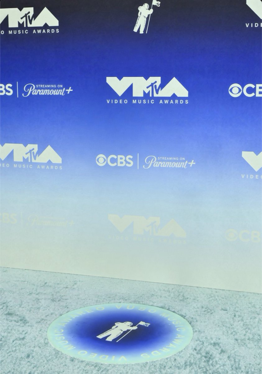 btf0327's tweet photo. the 2026 #VMAs  Turquoise Carpet! (first outdoor carpet since 2022) !!

live stream red carpet : https://t.co/tWVxww52Ec
live stream for VMAs : https://t.co/mlDT49IDAC https://t.co/DwhYOvR4bx